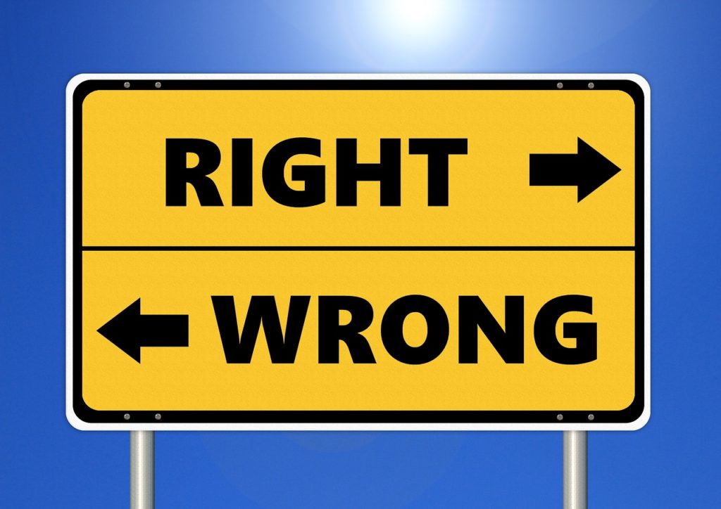 A képen egy tábla látható, alul, bal oldalra mutató nyíl mellett a "Wrong" felirat, jobbra mutató nyíl mellett, felül a "Right" felirat. Illusztráció a mesterséges intelligencia és etika témában írt blogbejegyzéshez. Forrás: Tumisu képe a Pixabay-en.