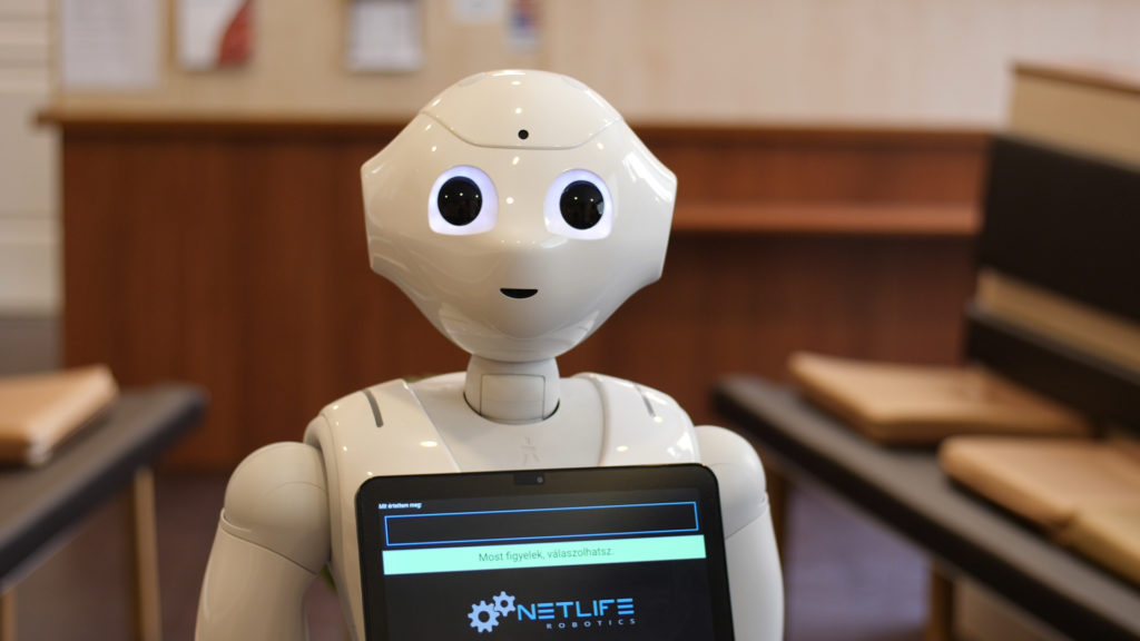 Pepper robot figyeli a maszkviselés szabályainak betartását
