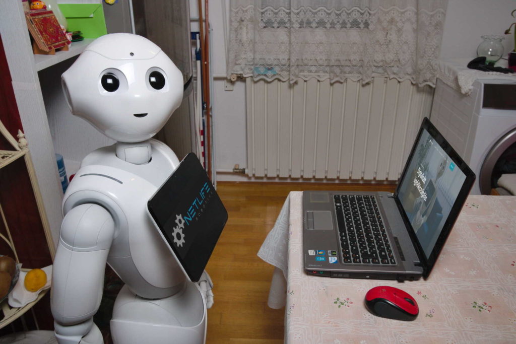 Pepper robot home office-ban