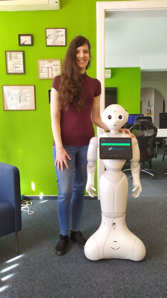 Pfluger Tímea Pepper nevű humanoid robotunkkal.