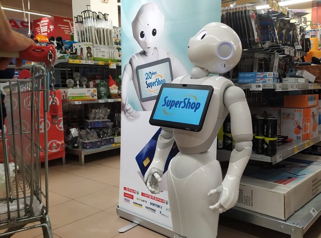 Pepper robot, mint digitális marketing eszköz egy budapesti áruházban.