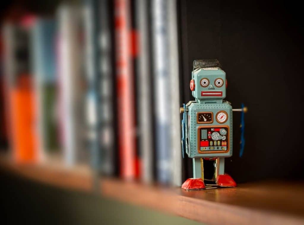 Robot a könyvespolcon