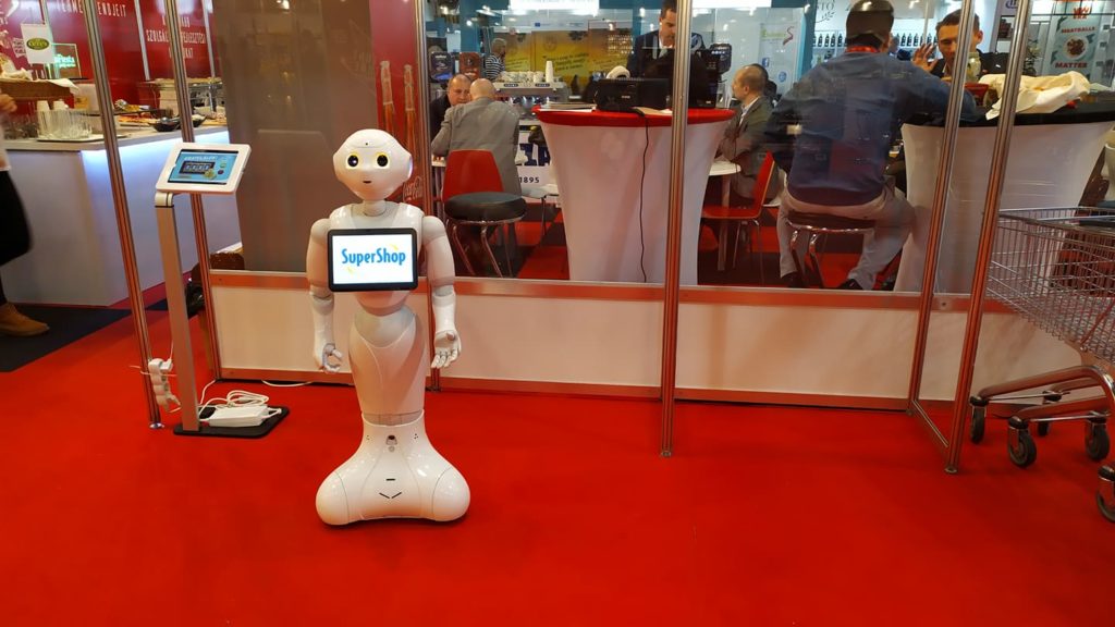 Humanoid robot látható a 2020 februárjában megtartott Sirha Budapest Szakkiállításon. 