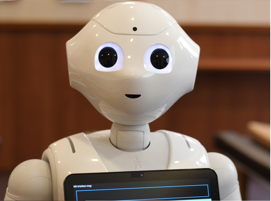 Featured image a Pepper robot Magyarországon című blogbejegyzéshez. A képen Pepper robot látható a BMC rendelőjében.
