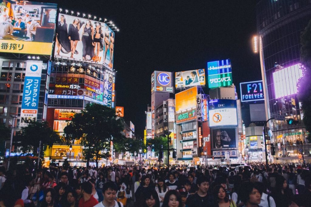 Shibuya, Tokió legfőbb üzleti negyede, ahol a robot kávézó is található.